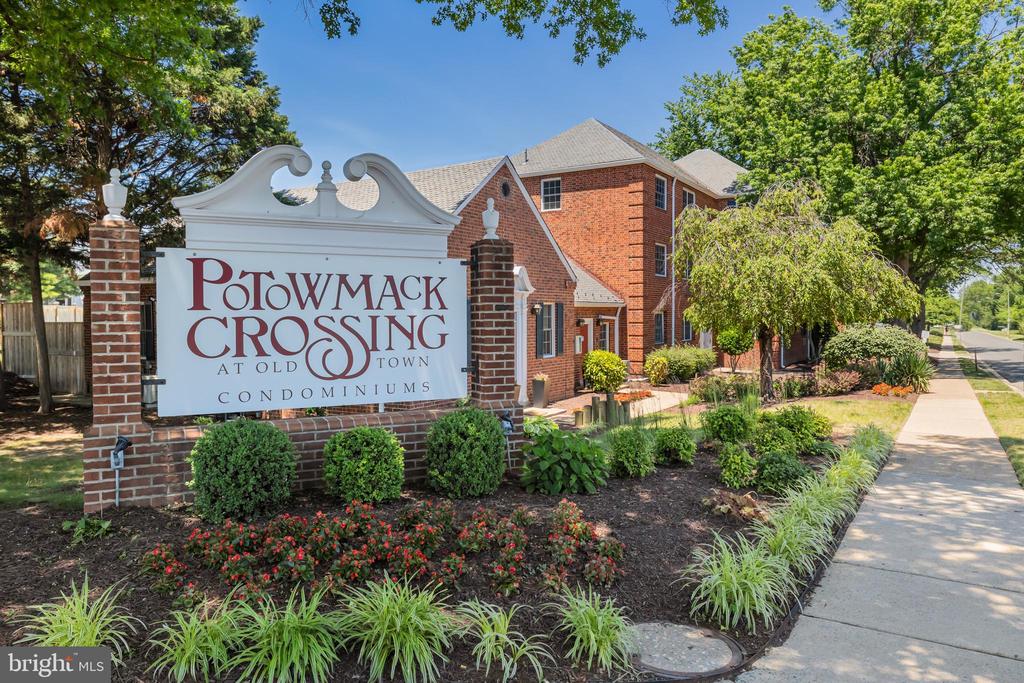 1602 W ABINGDON DRIVE Unit: 101