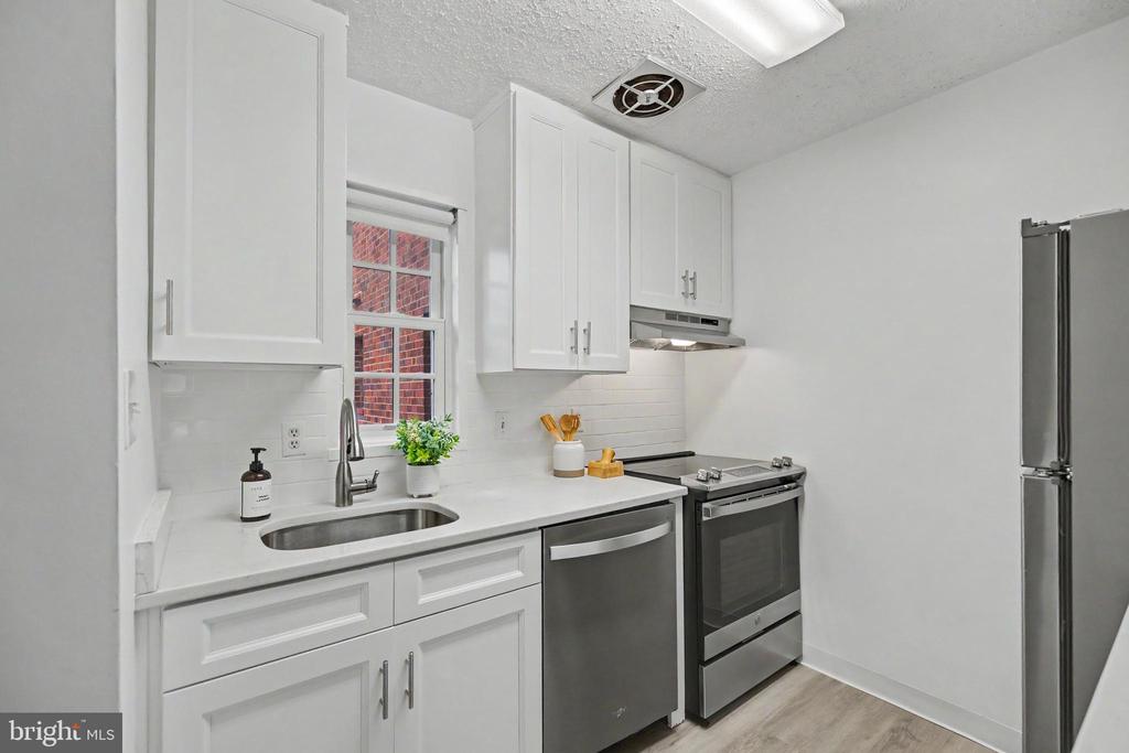 1602 W ABINGDON DRIVE Unit: 101