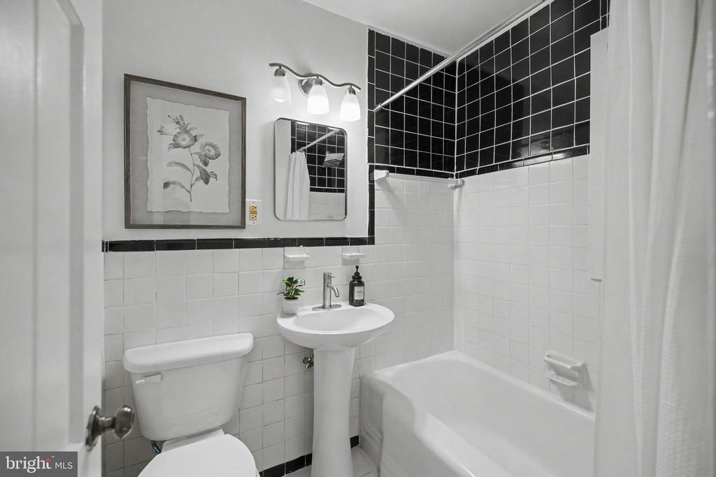 1602 W ABINGDON DRIVE Unit: 101