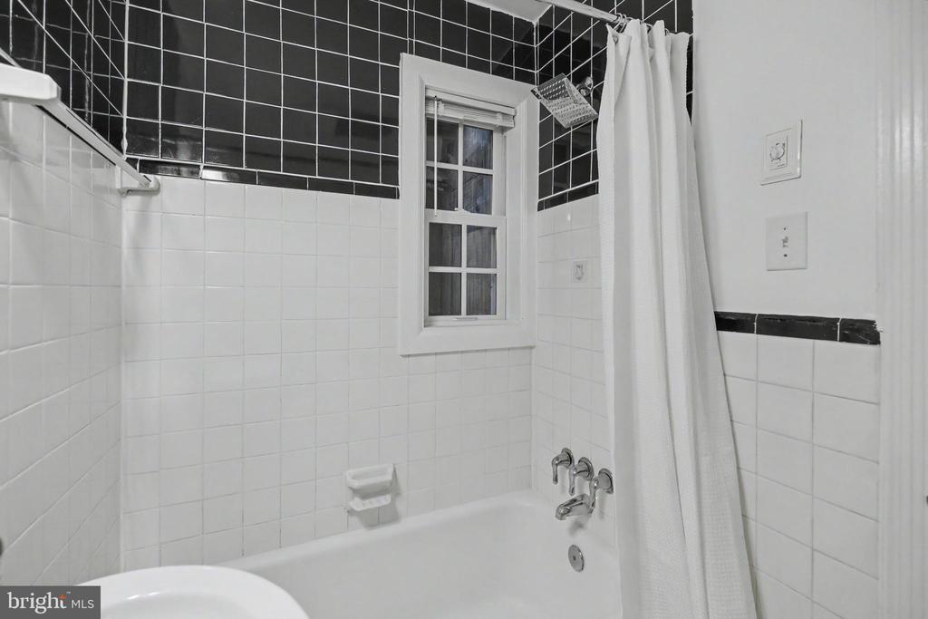 1602 W ABINGDON DRIVE Unit: 101