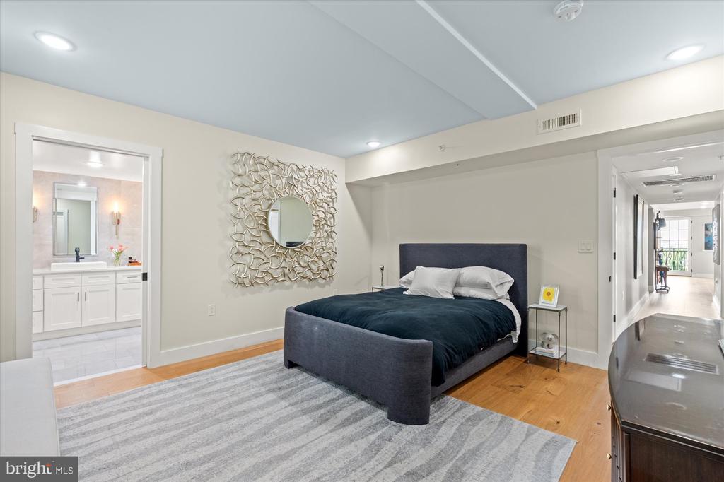 312 S WASHINGTON STREET Unit: 502