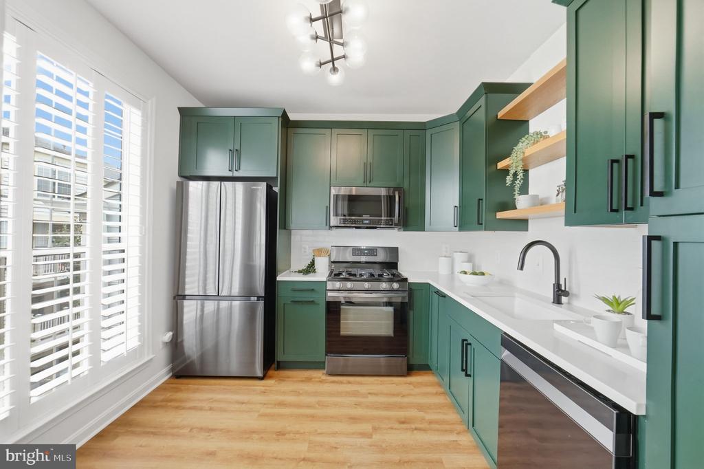 1724 KINGSGATE COURT Unit: 302