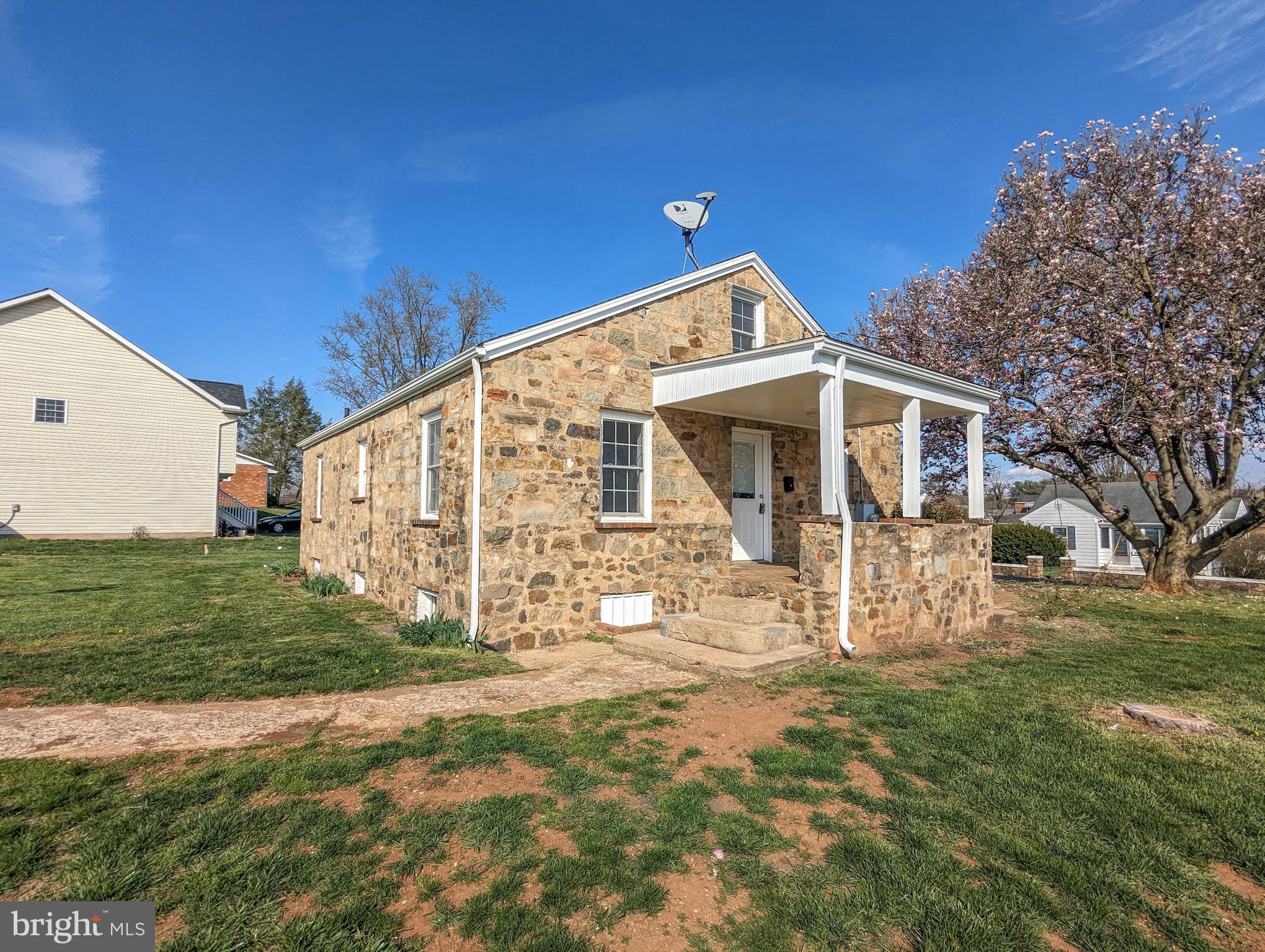 902 HENDRICK STREET