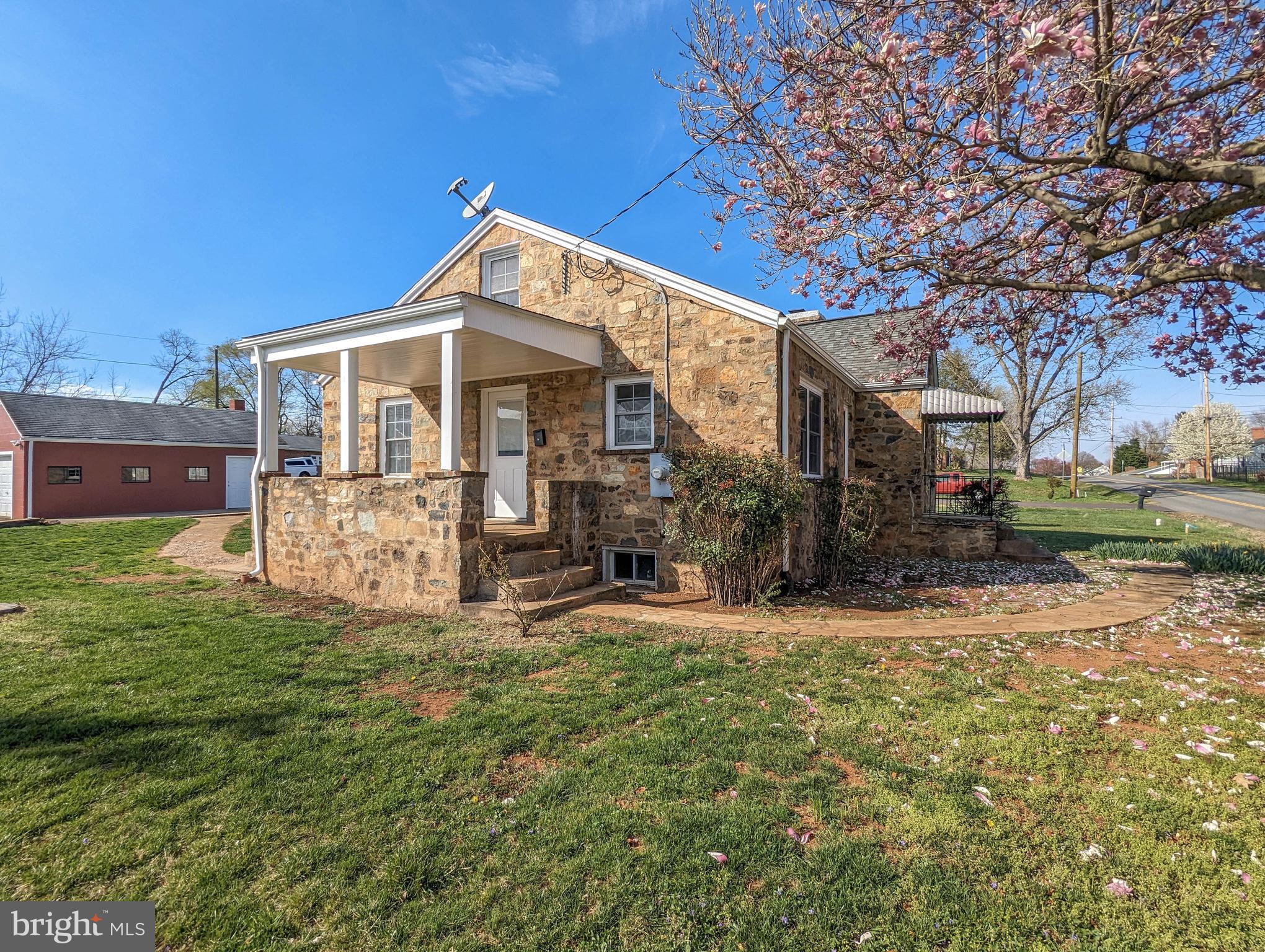 902 HENDRICK STREET