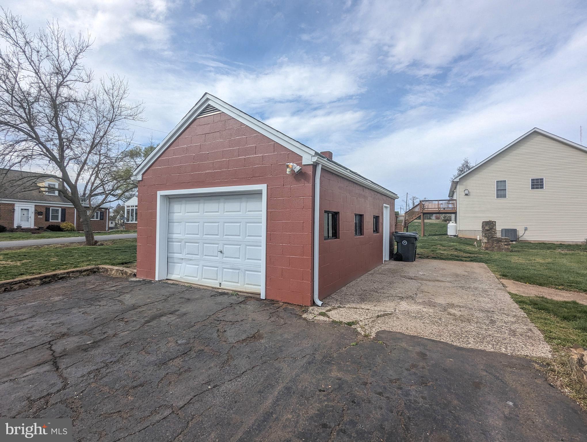 902 HENDRICK STREET