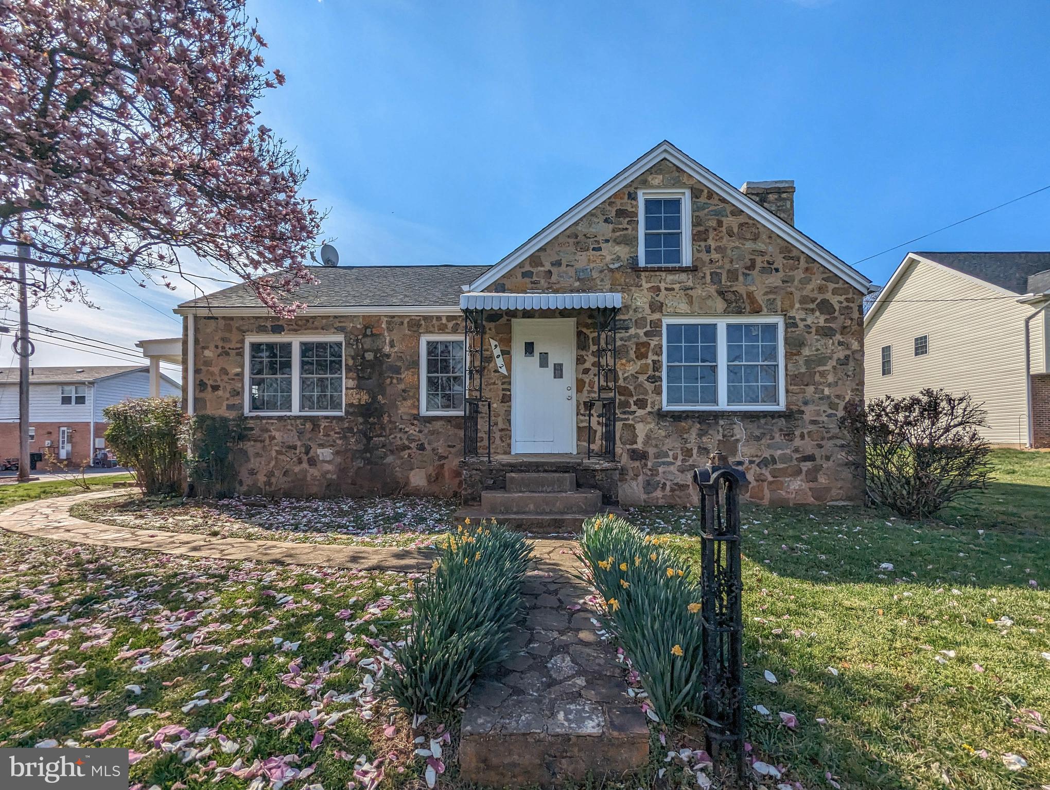 902 HENDRICK STREET