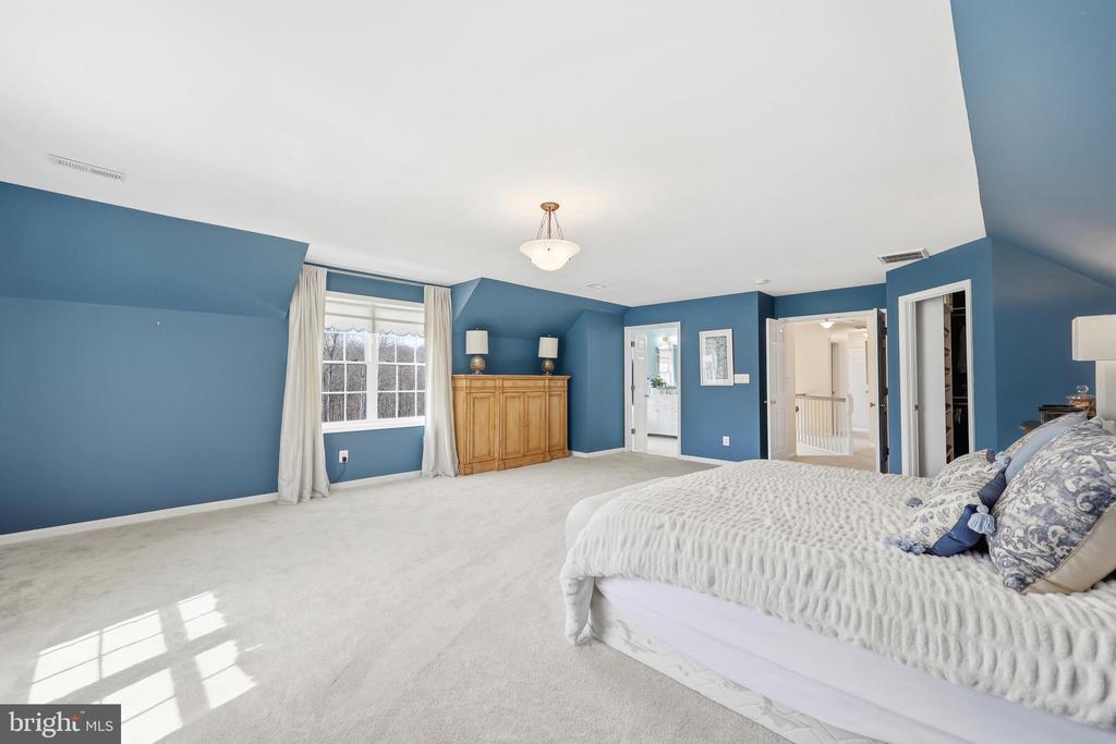 3259 SOUTHAMPTON DRIVE