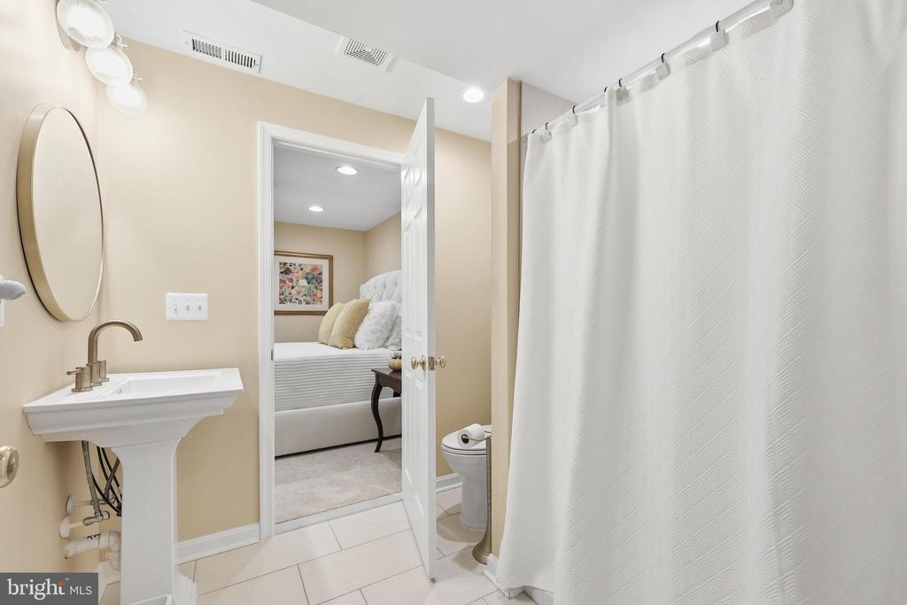 3259 SOUTHAMPTON DRIVE