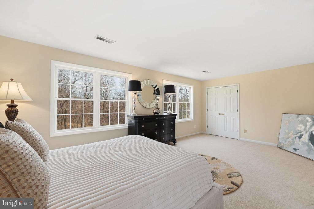 3259 SOUTHAMPTON DRIVE
