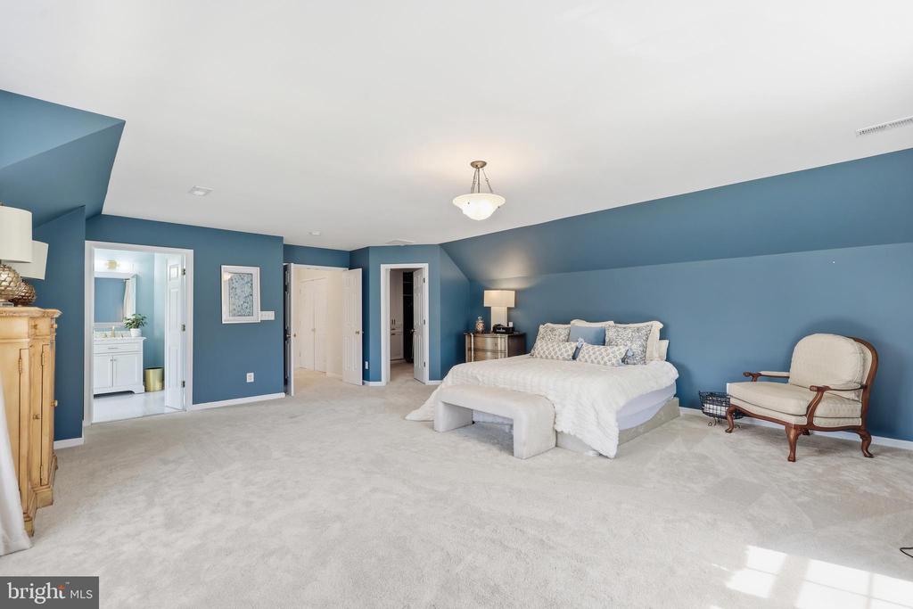 3259 SOUTHAMPTON DRIVE