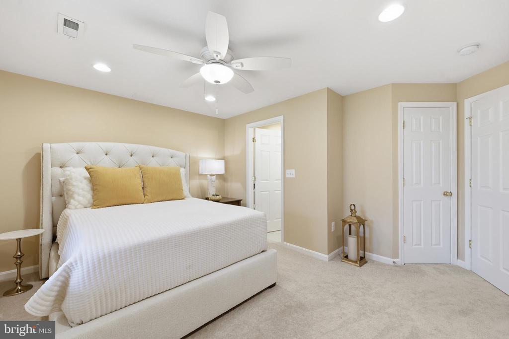 3259 SOUTHAMPTON DRIVE