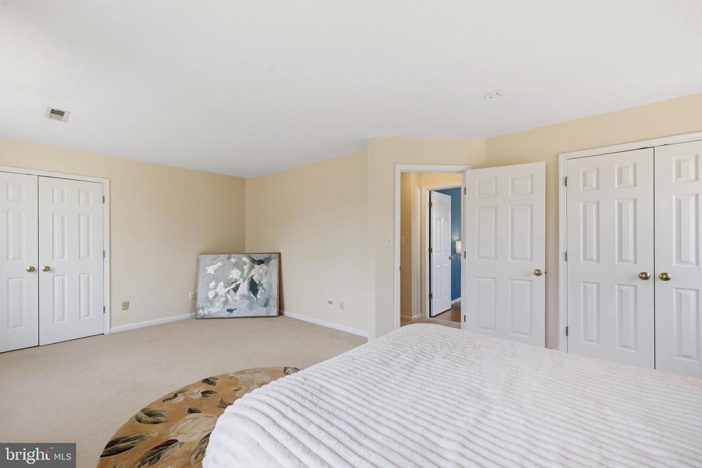 3259 SOUTHAMPTON DRIVE