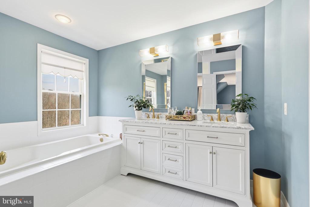 3259 SOUTHAMPTON DRIVE