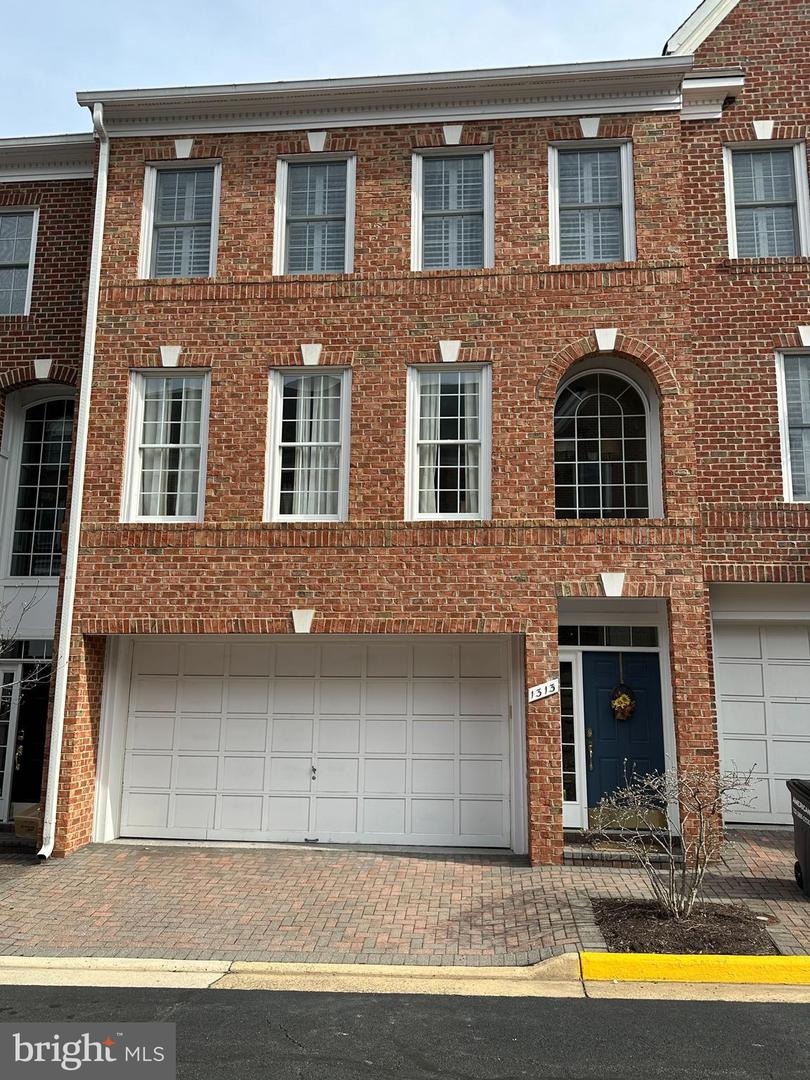1313 McLean Crest Ct