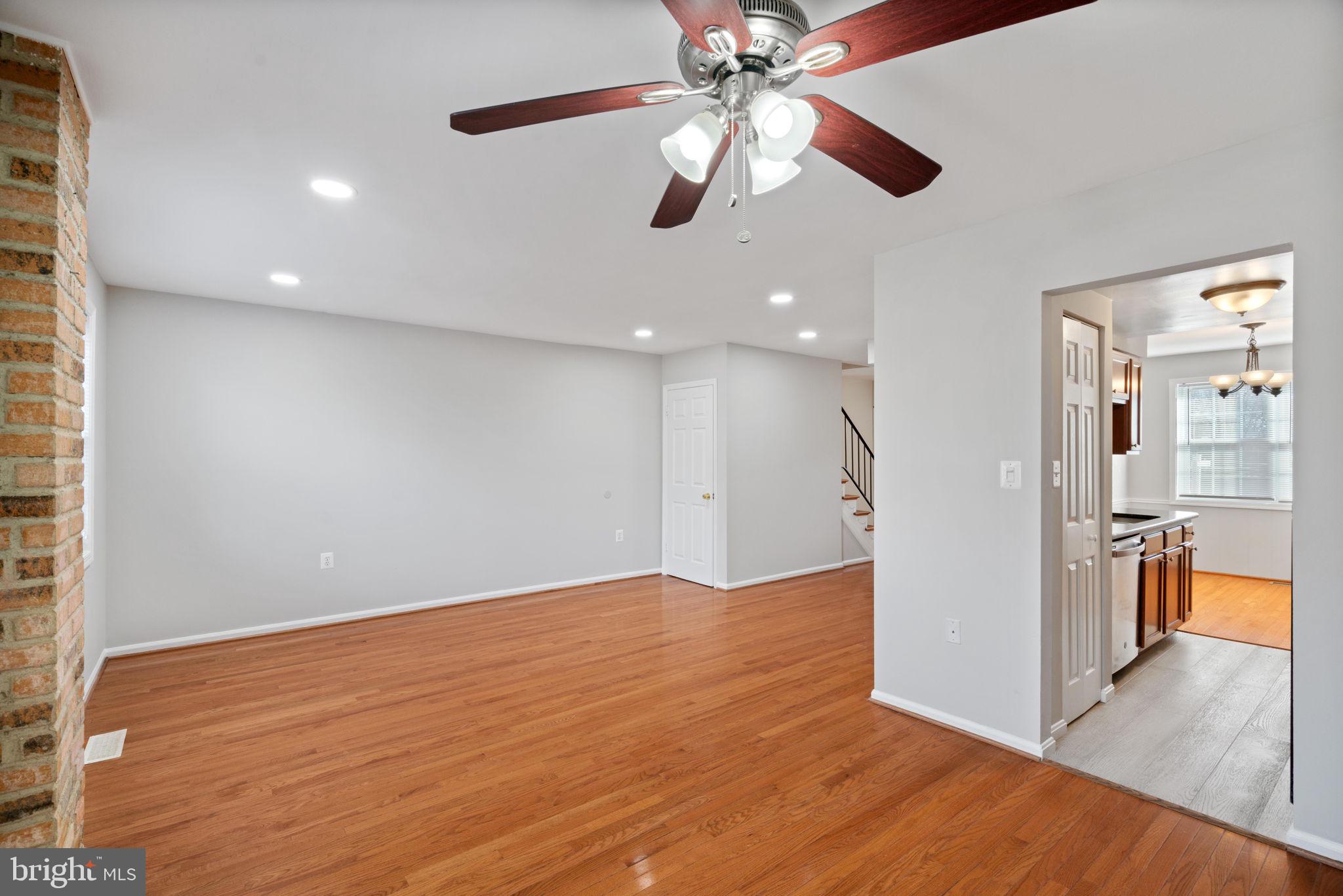 9814 Lakepointe Dr