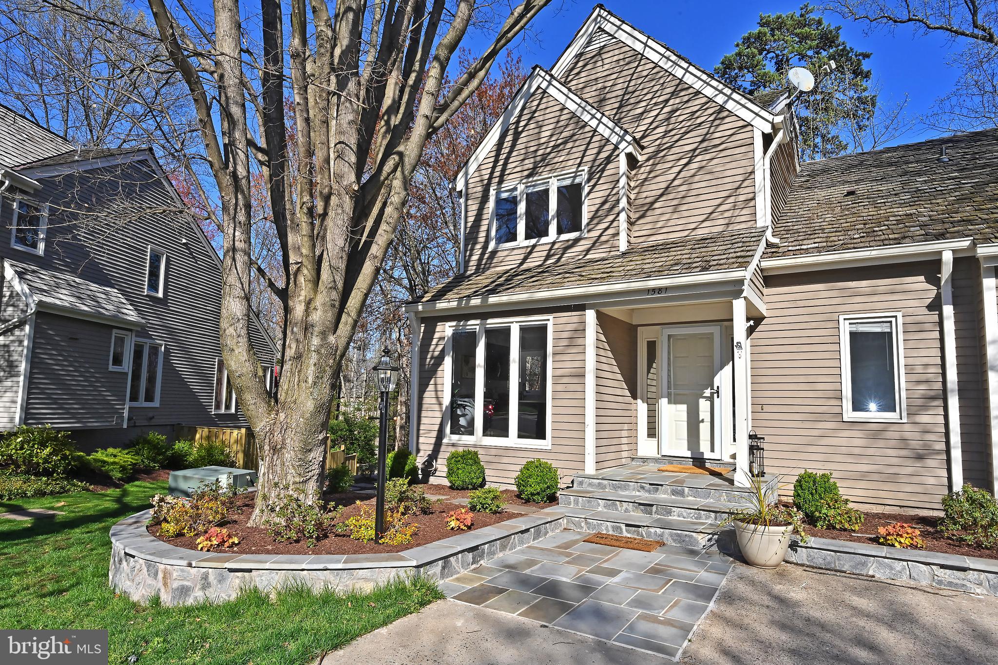 1581 Brass Lantern Way