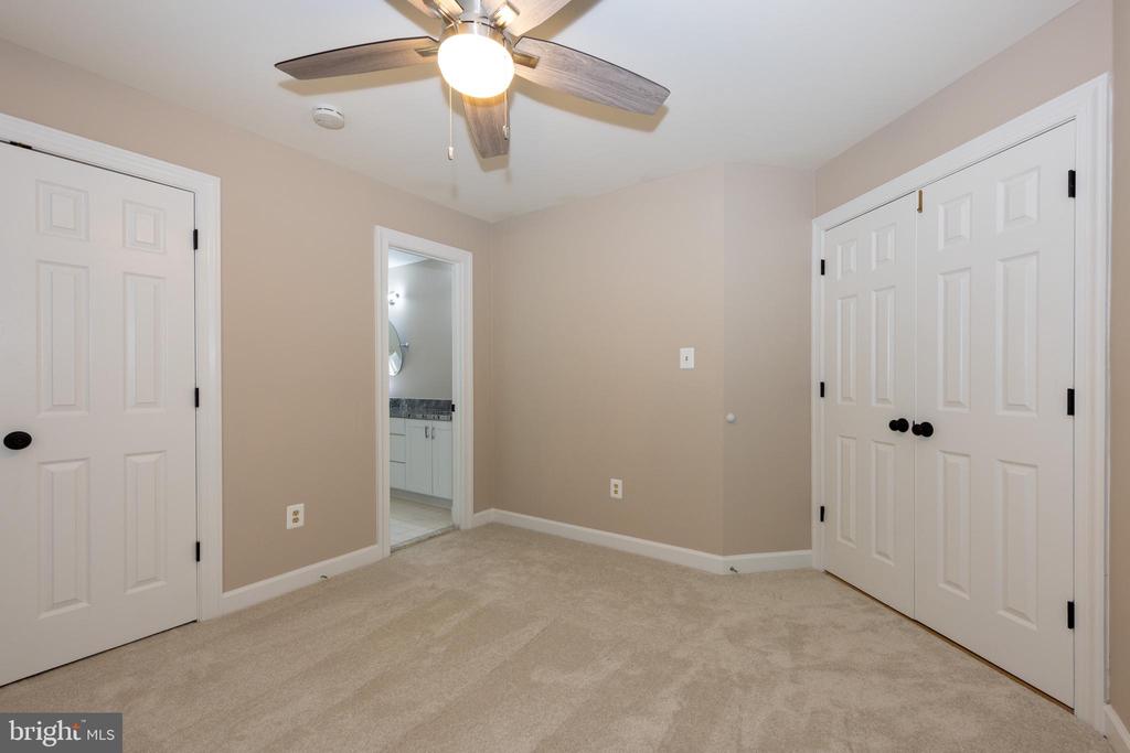 8628 Oak Chase Cir