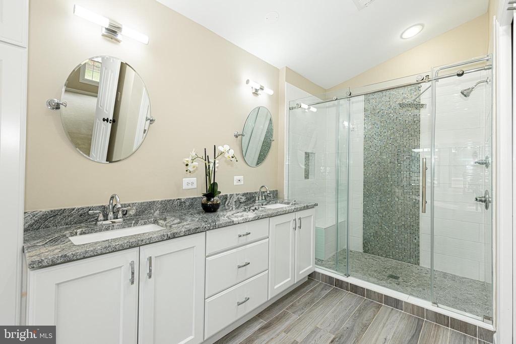 8628 Oak Chase Cir