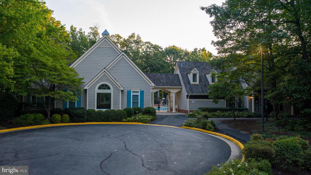 8628 Oak Chase Cir