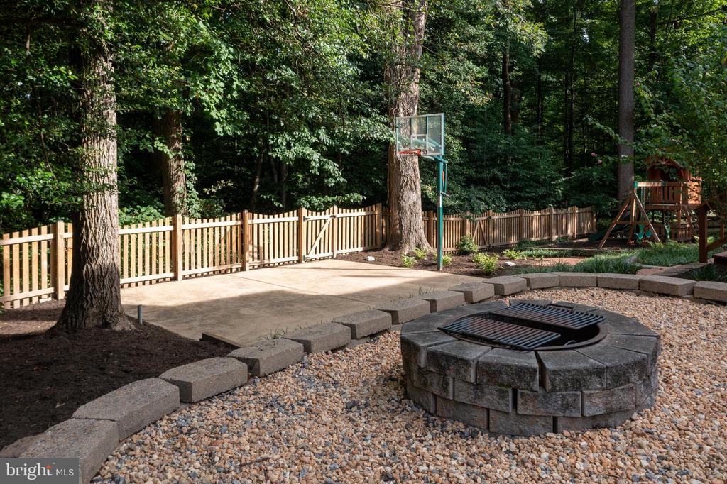 8628 Oak Chase Cir