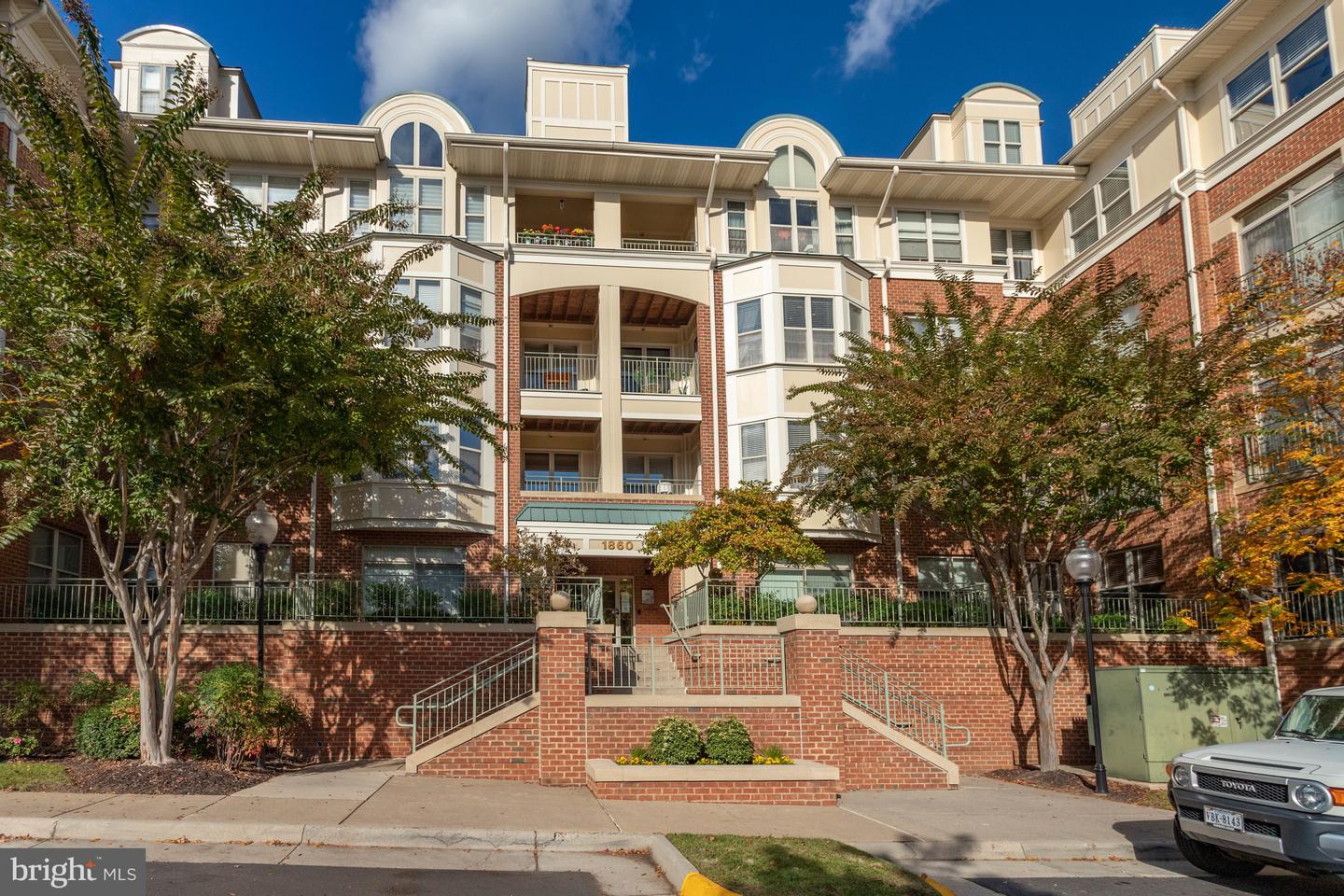 1860 Stratford Park Pl #209