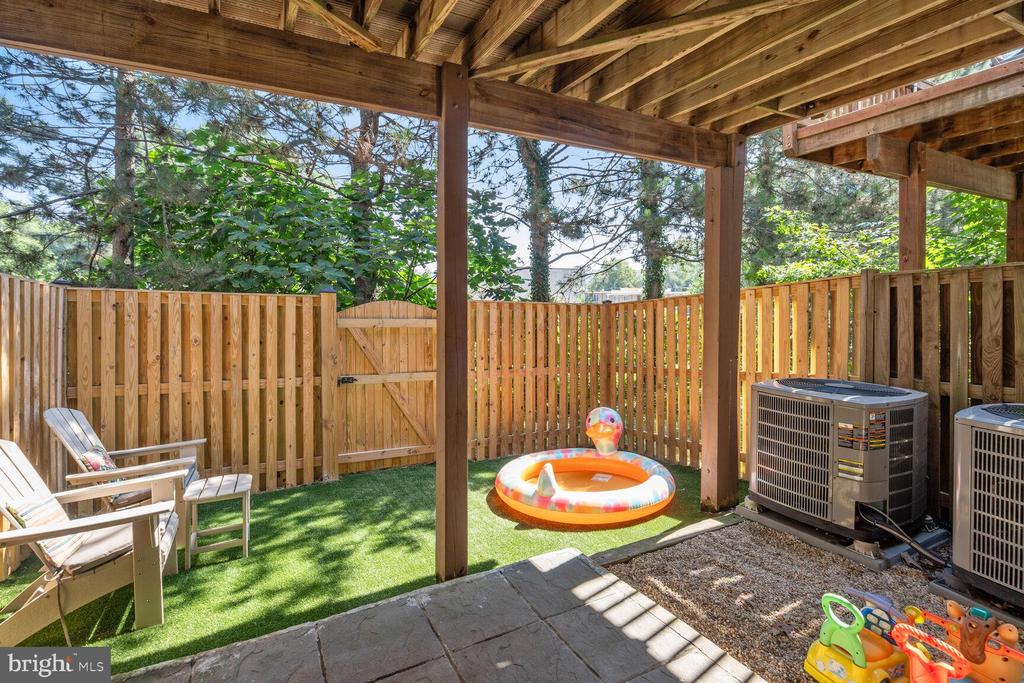 2950 HUNTINGTON GROVE SQ