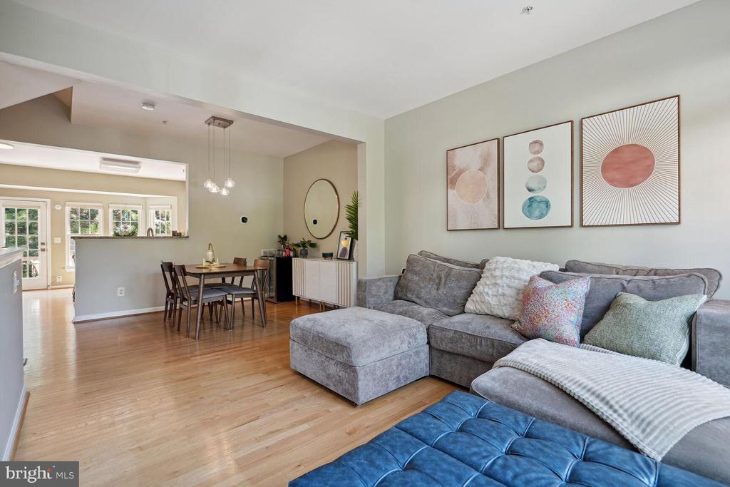 2950 HUNTINGTON GROVE SQ