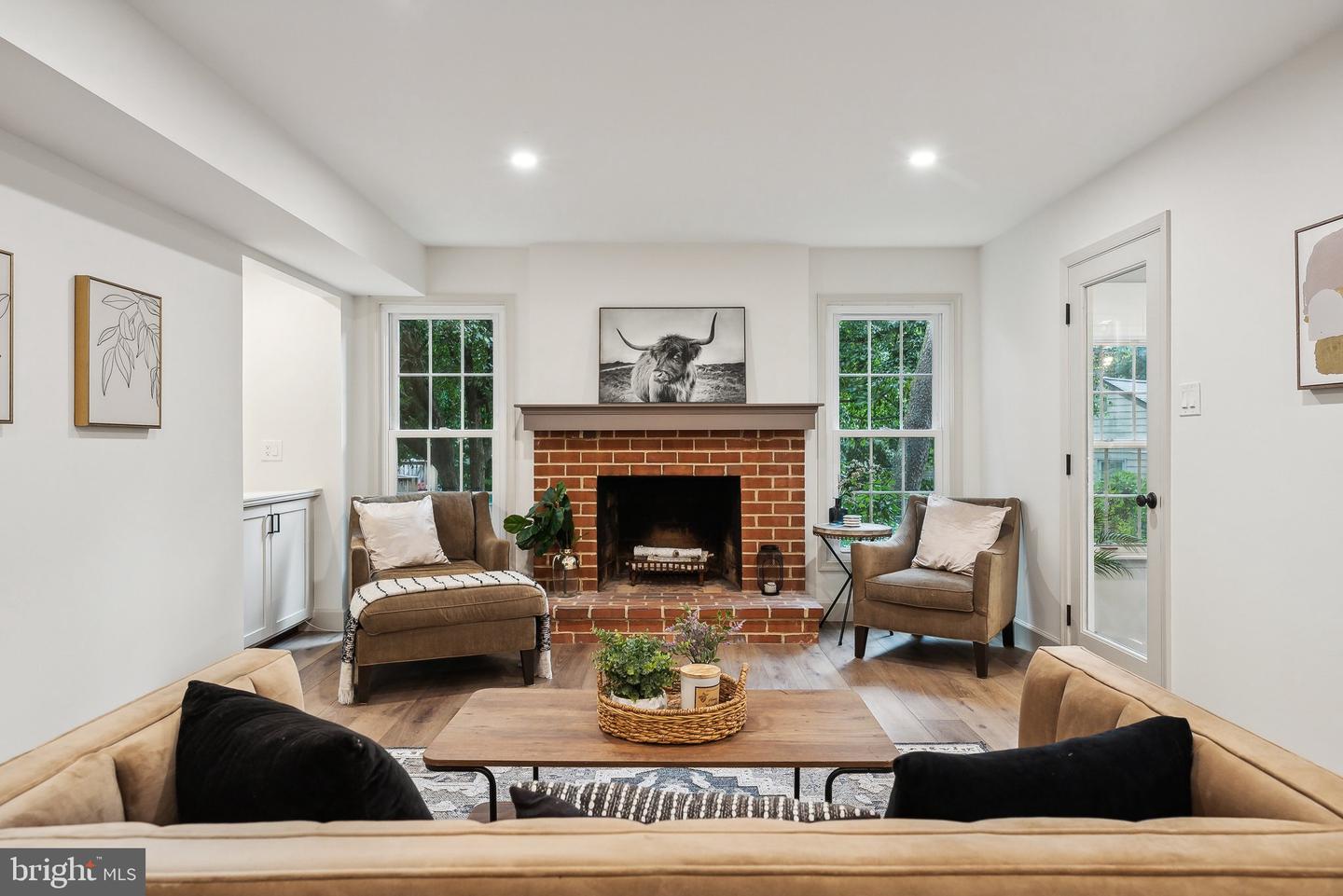 6404 Essex Ct