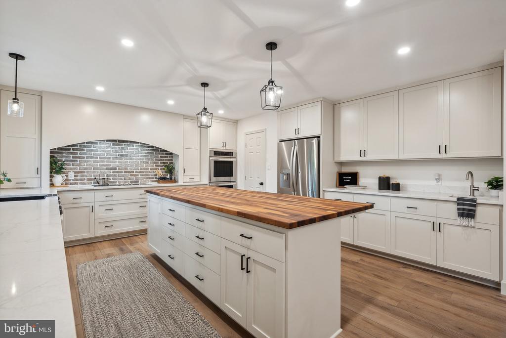 6404 Essex Ct