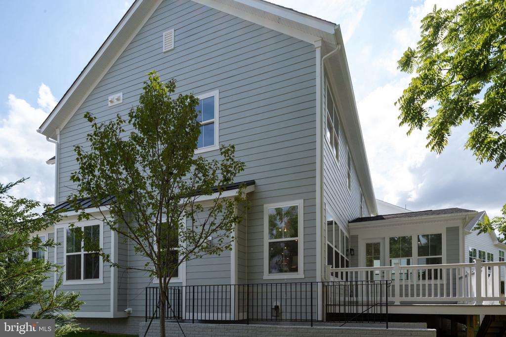 2709 FLORIS LANE