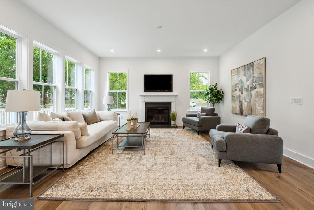 2709 FLORIS LANE