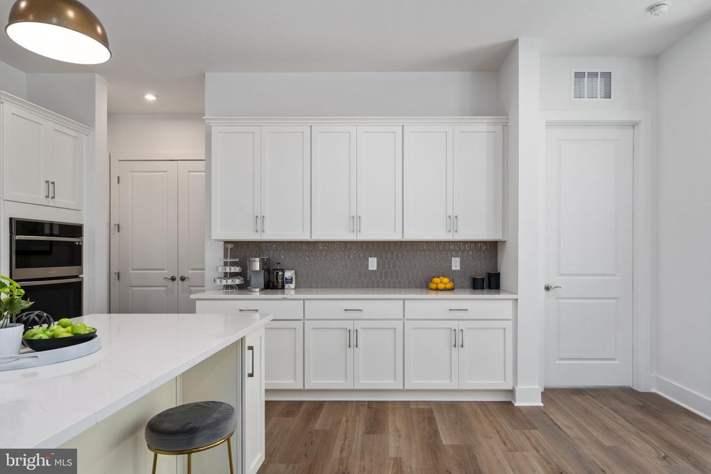 2709 FLORIS LANE