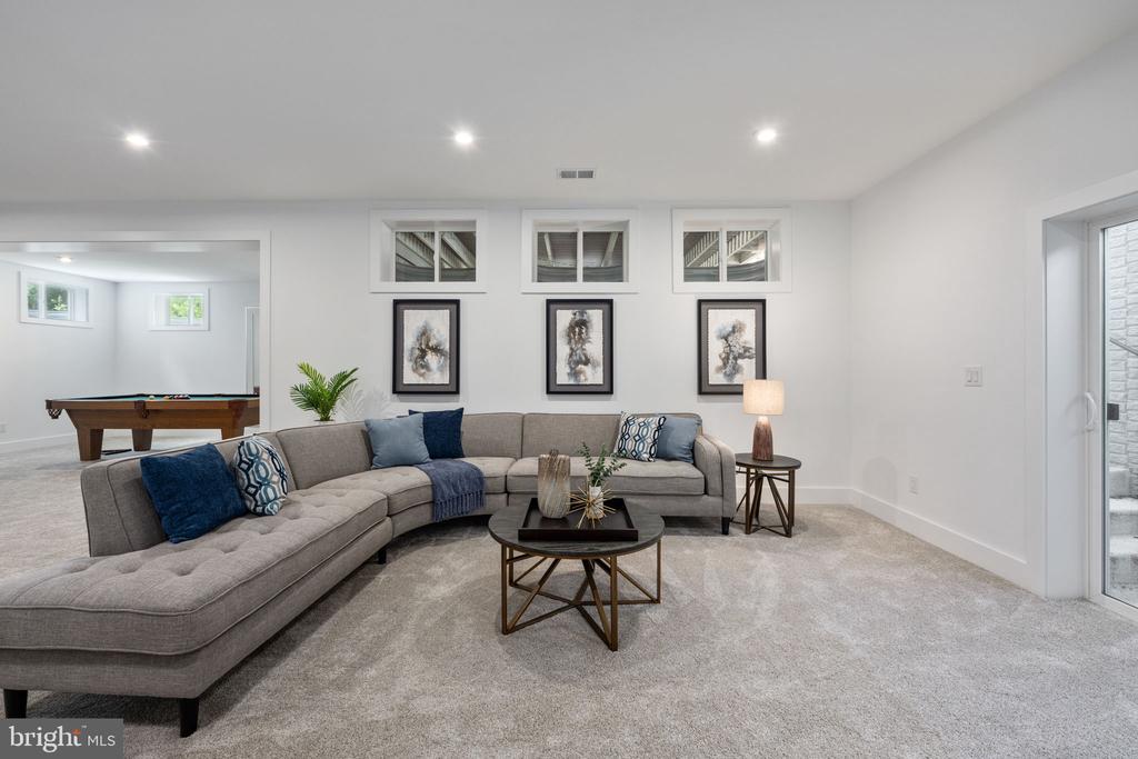 2709 FLORIS LANE