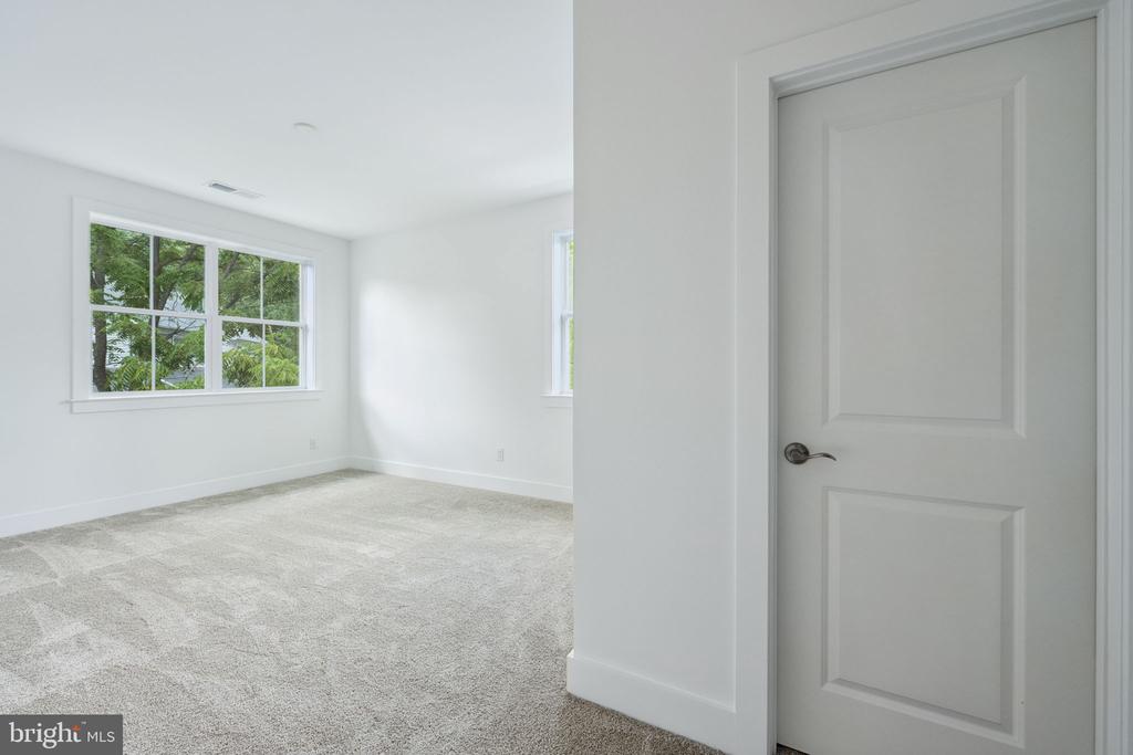 2709 FLORIS LANE