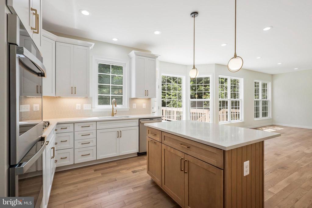 8433 WHITEHAVEN COURT