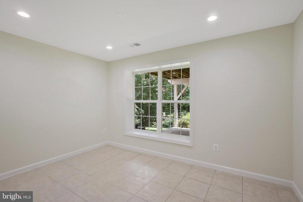 8433 WHITEHAVEN COURT