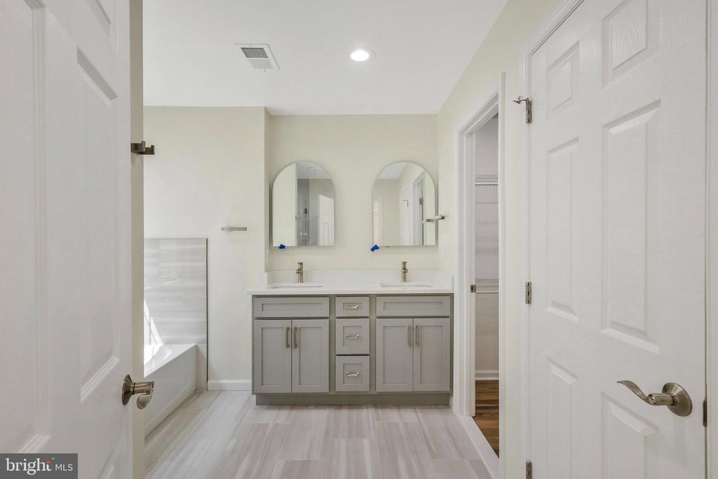 8433 WHITEHAVEN COURT