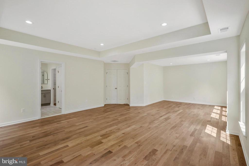 8433 WHITEHAVEN COURT