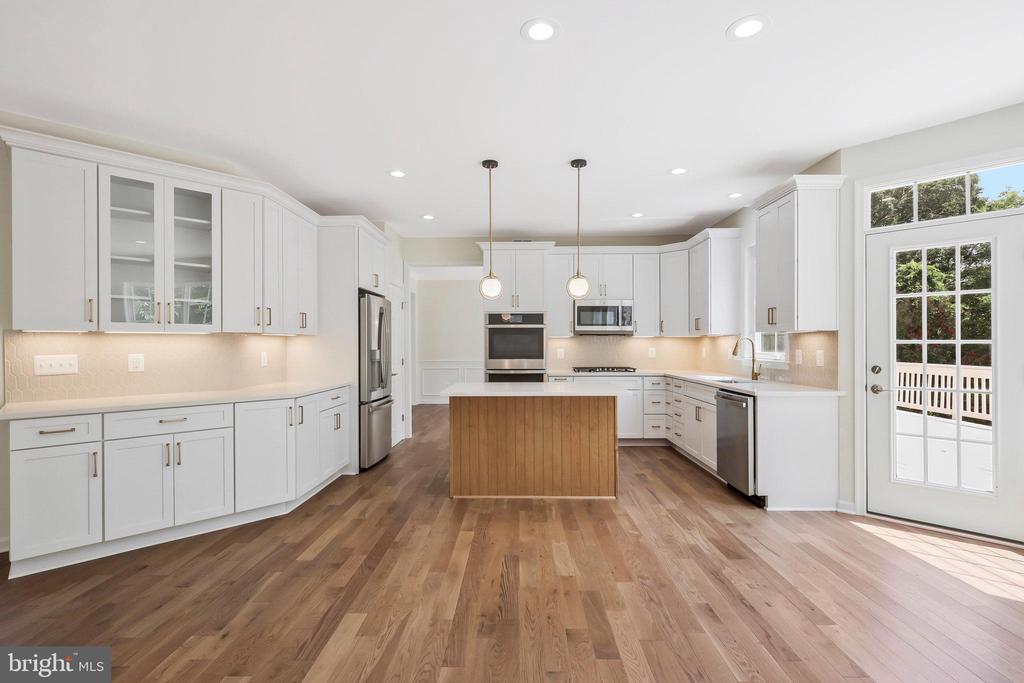 8433 WHITEHAVEN COURT