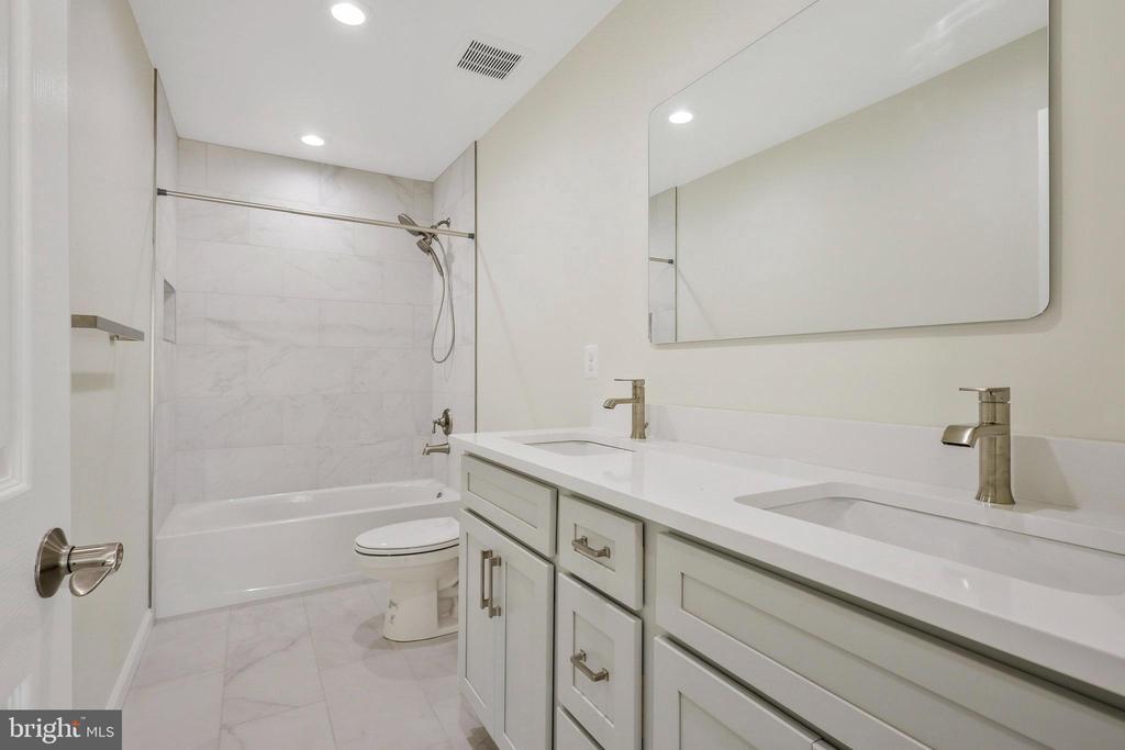 8433 WHITEHAVEN COURT