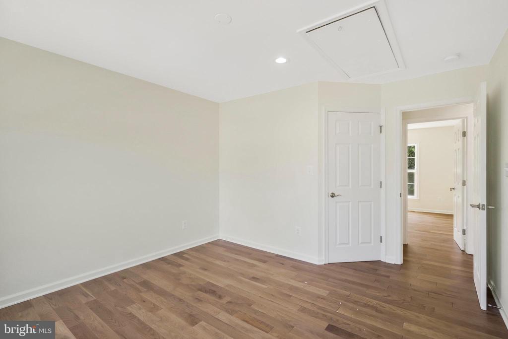 8433 WHITEHAVEN COURT