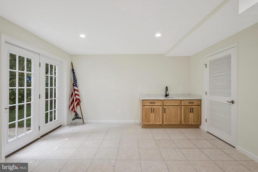 8433 WHITEHAVEN COURT