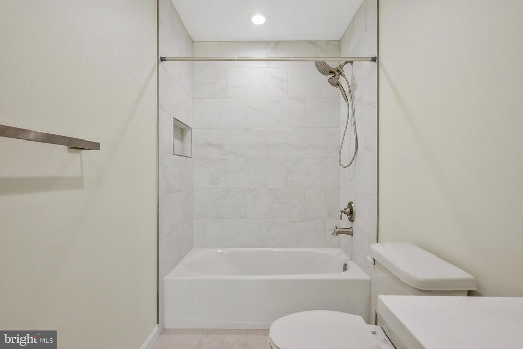 8433 WHITEHAVEN COURT