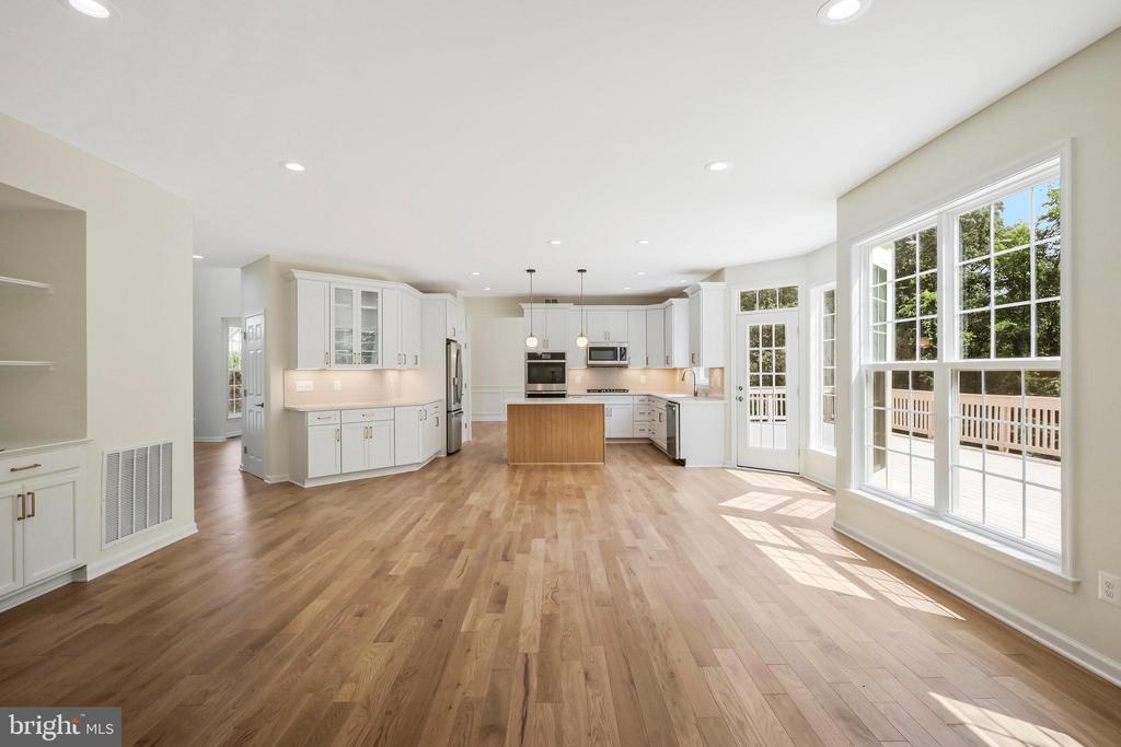 8433 WHITEHAVEN COURT