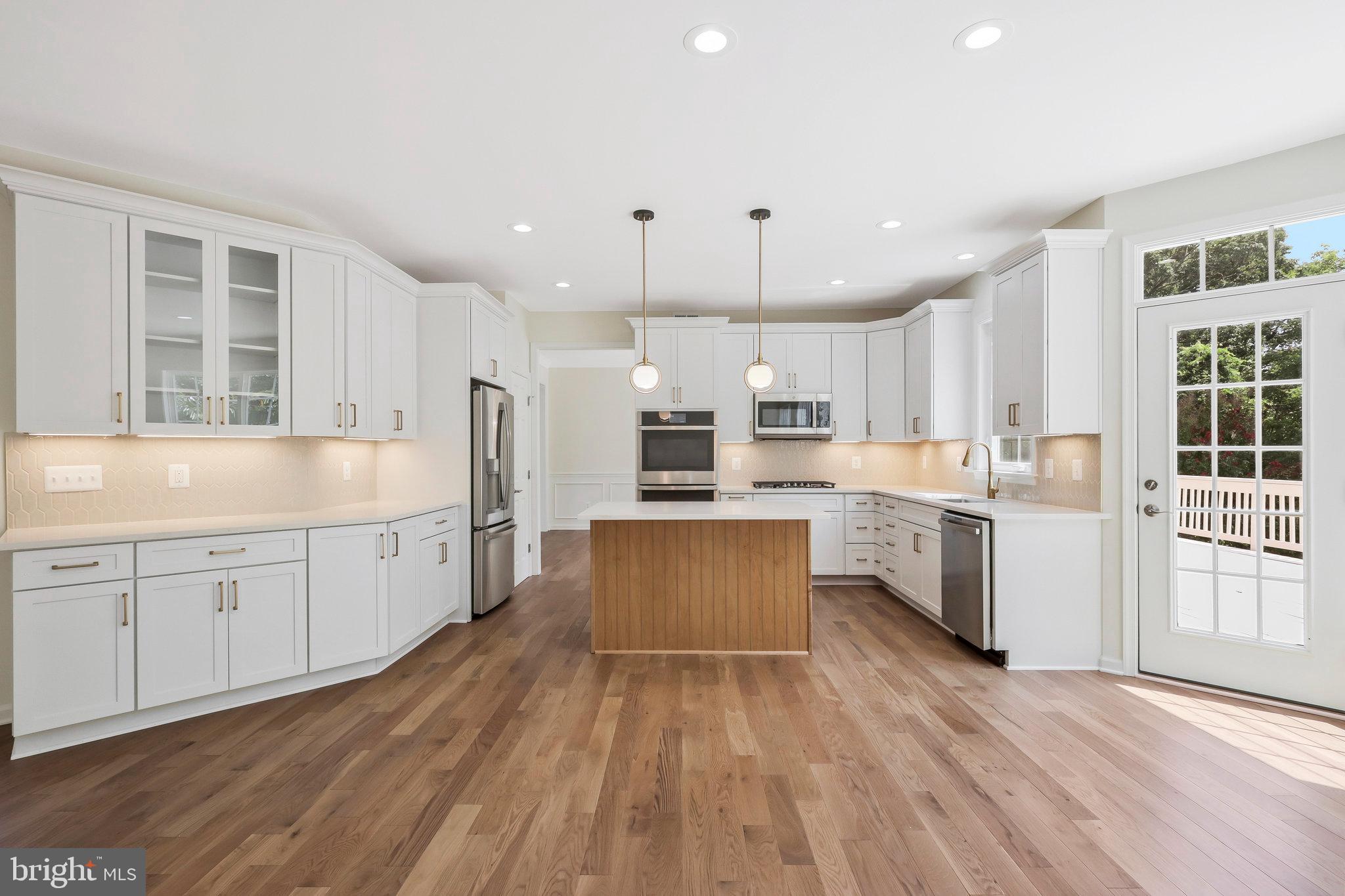 8433 WHITEHAVEN COURT