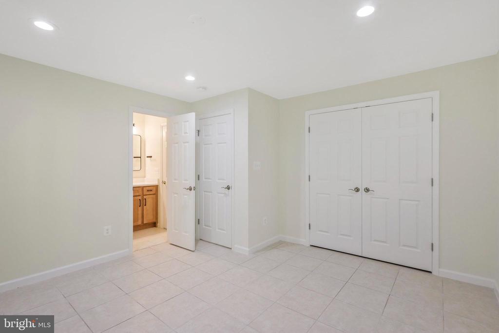 8433 WHITEHAVEN COURT