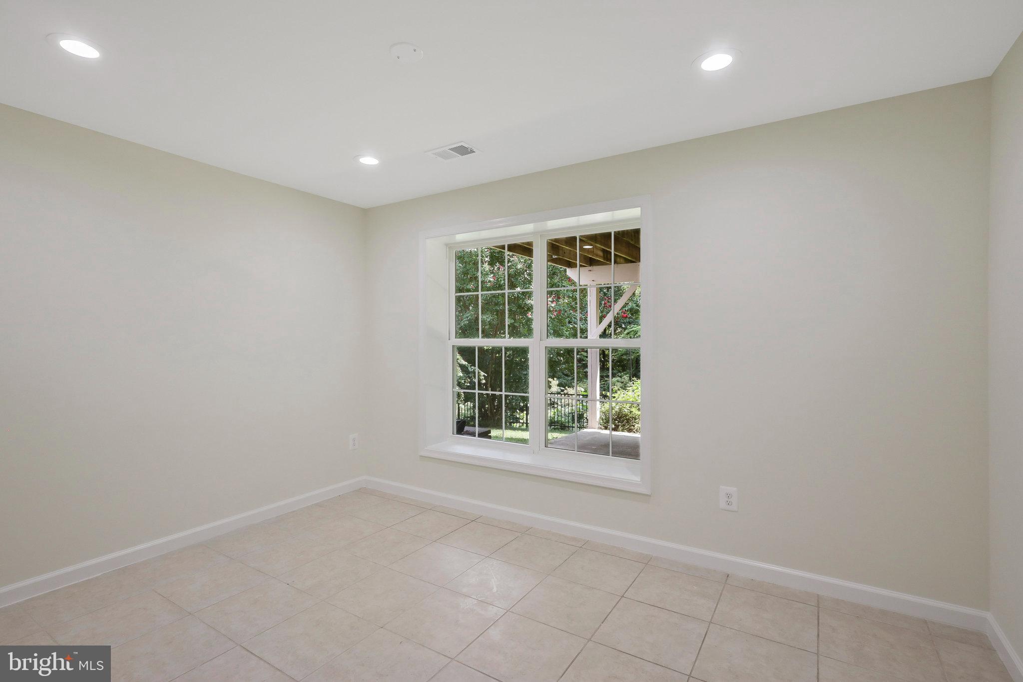 8433 WHITEHAVEN COURT