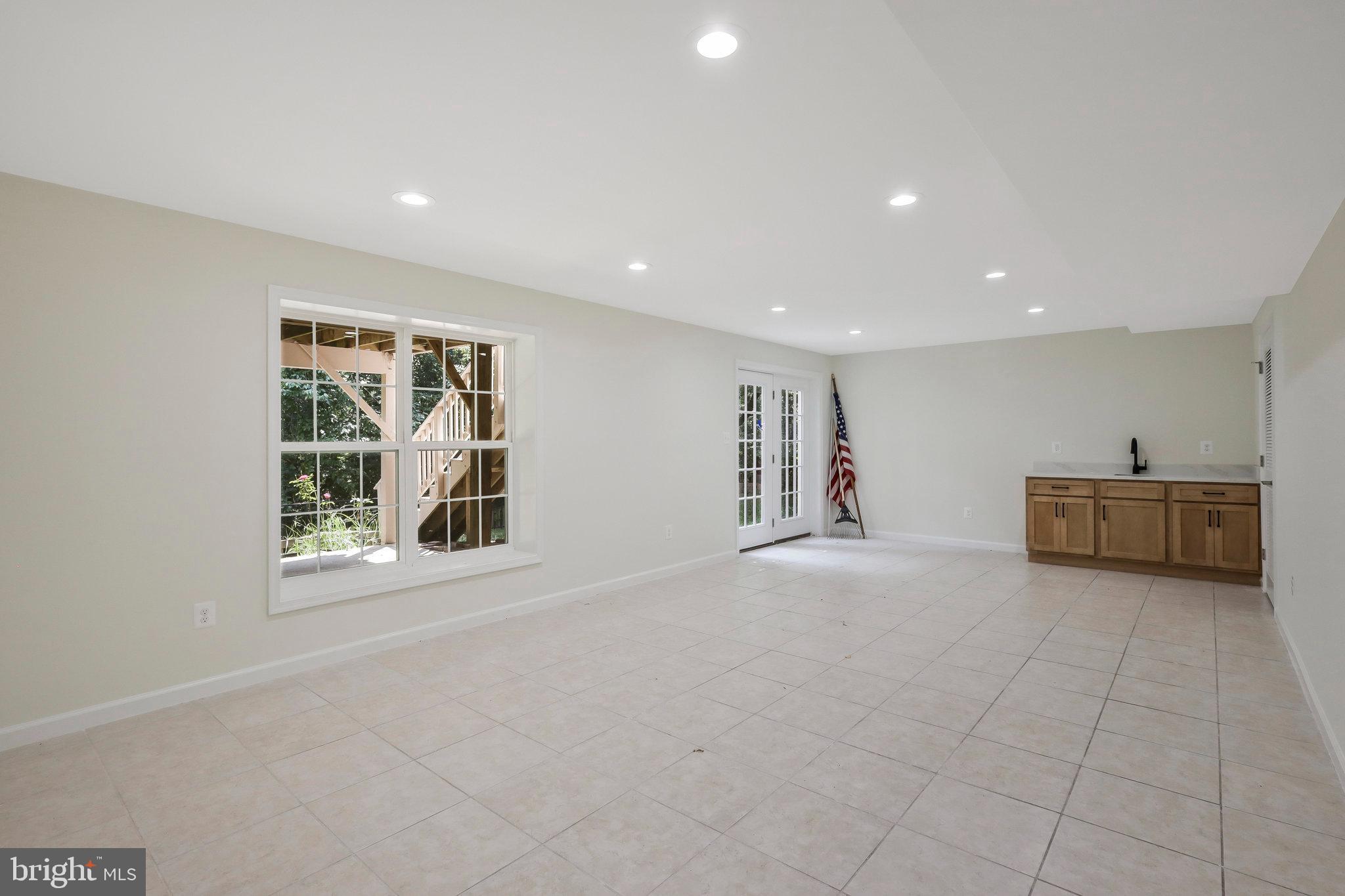 8433 WHITEHAVEN COURT