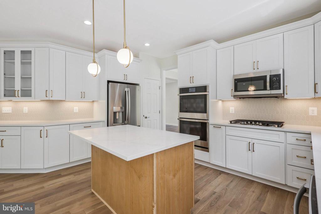 8433 WHITEHAVEN COURT