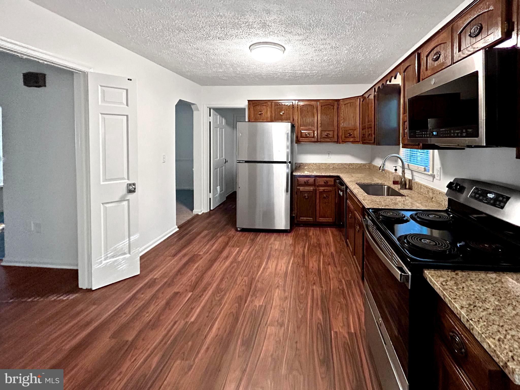 922 CUP LEAF HOLLY COURT